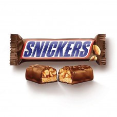 Snickers chocolate bar with caramel & peanut